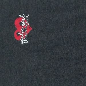 A short sleeve t shirt it's women's size small